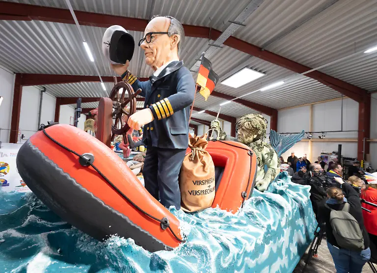 Fritze-auf-grosser-Fahrt-heisst-dieser-Motivwagen-des-Mainzer-Karnevalsvereins-fuer-den-bevorstehenden-Rosenmontag-Er-zeigt-Bundeskanzler-Friedrich-Merz-als-Kapitaen-in-einem-Boot