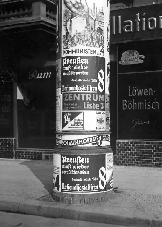 Die-Parteien-NSDAP-SPD-Zentrum-KPD-und-Christlich-Sozialer-Volksdienst-werben-mit-Wahlplakaten-an-einer-Litfasssaeule-anlaesslich-der-Preussischen-Landtagswahl-Die-NSDAP-wirbt-mit-Preussen-muss-wieder-preussisch-werden-deshalb-waehlen-Sie-Liste-8-Nationalsozialisten-Die-SPD-mit-ihrem-Spitzenkandidaten-Otto-Braun-und-das-Zentrum-gibt-sich-als-Partei-der-Vernunft-Aufnahmedatum-01-01-1932-24-04