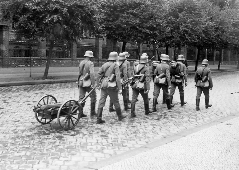 Nach-der-Einsetzung-von-Papens-als-Reichskommissar-von-Preussen-und-der-Verhaengung-des-militaerischen-Ausnahmezustandes-ueber-Berlin-und-Brandenburg-patrouilliert-die-Reichswehr-mit-bewaffneten-Mannschaften-in-der-Kruppstrasse-in-Berlin-zur-Sicherung-der-Regierungsgebaeude