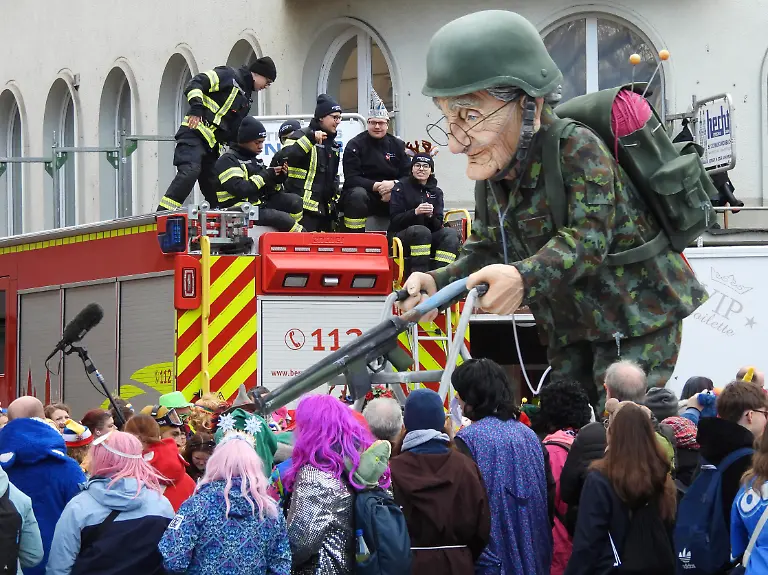 Motivwagen-beim-Rosenmontagszug-am-Rosenmontag-16-02-2026-in-Mainz-Foto-Motiv-Personalmangel-bei-der-Bundeswehr-Aktivrente-In-Mainz-feierten-Zehntausende-Menschen-den-Umzug-mit-mehr-als-9-000-Mitwirkenden-der-um-11-Uhr-11-Minuten-startete-Der-Mainzer-Carneval-Verein-rechnete-fuer-den-7-2-Kilometer-langen-Marsch-der-Naerrinnen-und-Narren-durch-das-Zentrum-der-Landeshauptstadt-mit-mehr-als-600-000-Zuschauern-Siehe-epd-Meldung-vom-16-02
