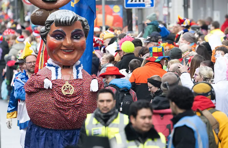 Rosenmontagsumzug-in-Mainz-Tausende-Zuschauer-verfolgen-den-Umzug-durch-das-Zentrum-der-Stadt-Der-naerrische-Lindwurm-umfasst-politische-Motivwagen-Schwellkoeppe-Musikzuege-Fahnentraeger-und-Garden-Die-Laenge-der-Zugstrecke-betraegt-ueber-sieben-Kilometer