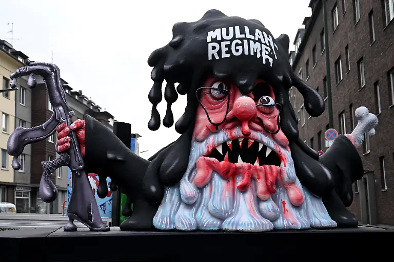 Ein-Mottowagen-Mullah-Regime-faehrt-zum-Rosenmontagszug-in-Duesseldorf-Der-Rosenmontag-am-Rhein-ist-der-Hoehepunkt-der-rheinischen-Karnevalssaison-mit-den-traditionellen-Umzuegen