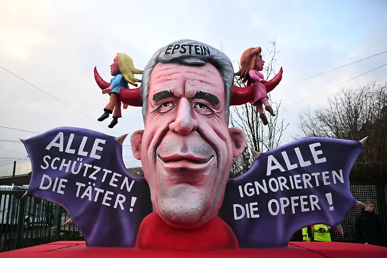 Ein-Epstein-Mottowagen-faehrt-aus-der-Wagenbauhalle-Der-Rosenmontag-am-Rhein-ist-der-Hoehepunkt-der-rheinischen-Karnevalssaison-mit-den-traditionellen-Umzuegen