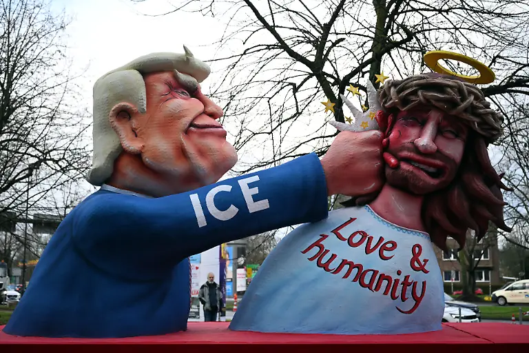 Ein-Mottowagen-auf-dem-Trump-Jesus-boxt-kommt-aus-der-Wagenbauhalle-Der-Rosenmontag-am-Rhein-ist-der-Hoehepunkt-der-rheinischen-Karnevalssaison-mit-den-traditionellen-Umzuegen