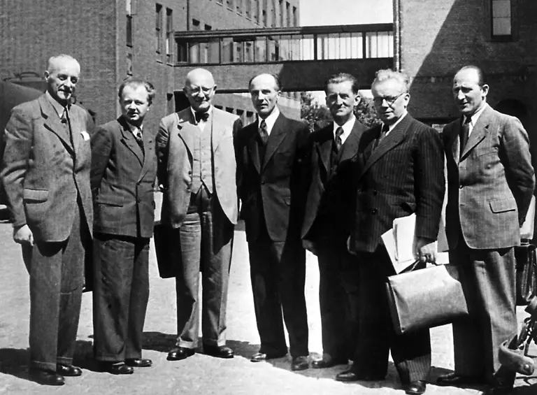 Das-neue-Kabinett-von-Nordrhein-Westfalen-am-17-06-1947-in-Duesseldorf-l-r-Finanzminister-Dr-Heinrich-Weitz-CDU-Innenminister-Dr-Walter-Menzel-SPD-Sozialminister-Dr-Rudolf-Amelunxen-Zentrum-Ministerpraesident-Karl-Arnold-CDU-Verkehrsminister-Heinz-Renner-KPD-Wirtschaftsminister-Prof-Dr-Erik-Noelting-SPD-und-der-Minister-fuer-den-Wiederaufbau-Hugo-Paul-KPD