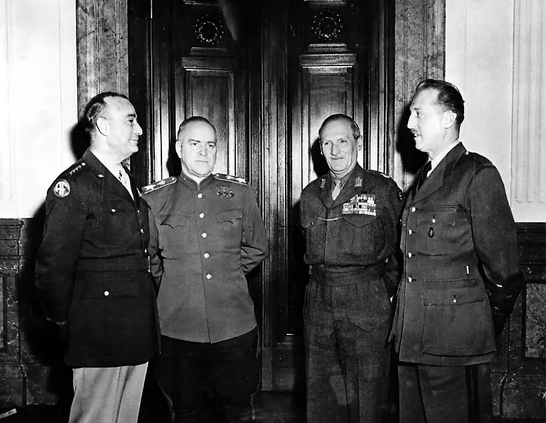 Die-Vertreter-der-vier-Besatzungsmaechte-waehrend-einer-Sitzung-des-Alliierten-Kontrollrats-am-28-Dezember-1945-in-Berlin-l-r-General-Joseph-T-McNarnoy-USA-Marschall-Gregory-K-Schukow-Sowjetunion-Feldmarschall-Bernard-L