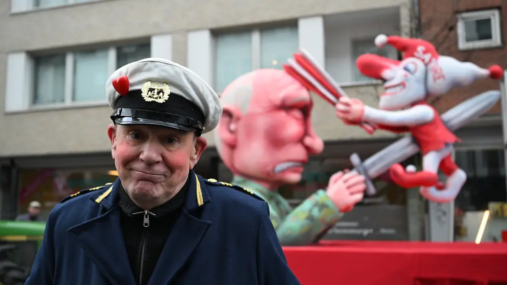 Jacques-Tilly-Wagenbauer-steht-vor-dem-Mottowagen-auf-dem-Putin-die-Duesseldorfer-Karnevalsfigur-Hoppeditz-aufspiesst-Der-Rosenmontag-am-Rhein-ist-der-Hoehepunkt-der-rheinischen-Karnevalssaison-mit-den-traditionellen-Umzuegen