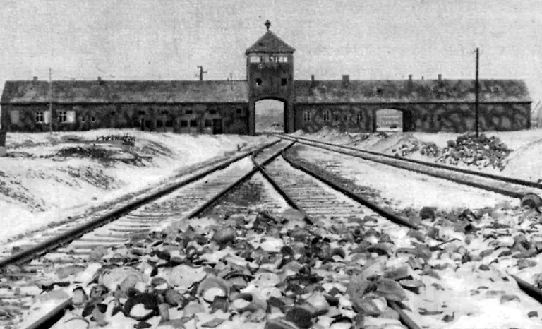 Das-Tor-der-Todes-Eisenbahneinfahrt-in-das-Vernichtungslager-Auschwitz-Birkenau-hinter-der-sich-die-Rampen-fuer-die-Selektion-befanden-Alle-eintreffenden-Deportationszuege-fuhren-durch-dieses-Tor-Aufnahmedatum-01-01-1940-27-01