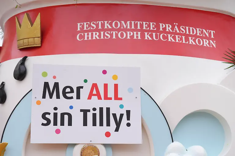 Solidaritaet-mit-Jacques-Tilly-durch-den-Praeisdenten-Christoph-Kuckelkorn-auf-seinem-Wagen-beim-Rosenmontagszug-2026-durch-die-Koelner-Innenstadt-Koeln-16-02