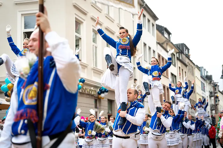 Tanzkorps-Impressionen-und-Eindruecke-vom-Zugweg-Rosenmontagszug-Koeln-2026