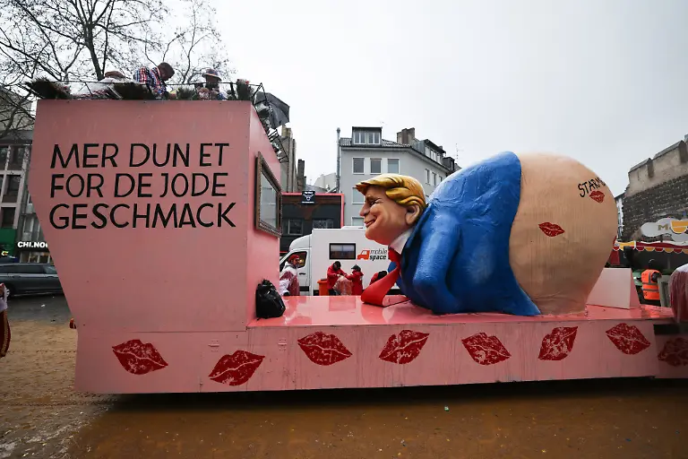 Ein-Motivwagen-der-US-Praesident-Trump-mit-nacktem-Hintern-zeigt-nimmt-am-Rosenmontagszug-in-Koeln-teil-Der-Rosenmontag-am-Rhein-ist-der-Hoehepunkt-der-rheinischen-Karnevalssaison-mit-den-traditionellen-Umzuegen