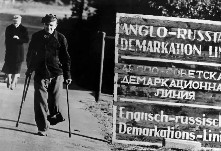 Ein-kriegsversehrter-Heimkehrer-an-der-englisch-russischen-Demarkationslinie-bei-Luebeck-aufgenommen-am-24-Oktober-1947