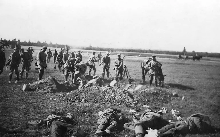 Beerdigung-gefallener-Soldaten-Tote-Soldaten-Erster-Weltkrieg-Westfront-Deutschland-Deutsches-Reich-Aufnahmedatum-01-01-1914-31-12