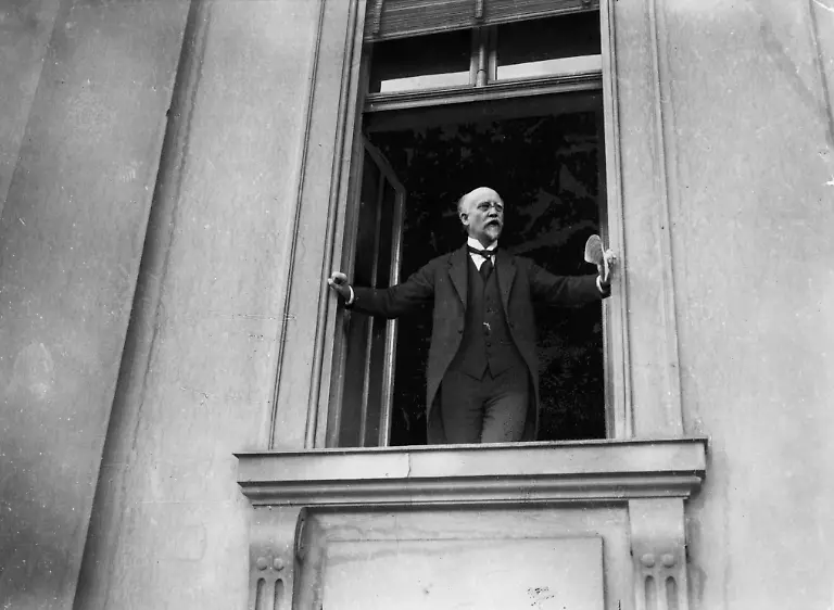 Revolution-1918-19-Rede-Scheidemanns-Novemberrevolution-1918-Friedrich-Eberts-wird-Reichskanzler-nach-dem-Ruecktritt-Max-von-Badens-am-9-11-1918-Zusammentreffen-Eberts-Scheidemanns-u-a-mit-Max-von-Baden-in-der-Reichskanzlei-ca-13-Uhr-Scheidemann-haelt-eine-Ansprache-von-einem-Fenster-der-Reichskanzlei-Foto-nachgestellt-E-Revolution-1918-19-Speech-by-Scheidemann-November-Revolution-1918-Friedrich-Ebert-becomes-Reich-Chancellor-after-the-resignation-of-Max-von-Baden-on-9-11-1918-Meeting-of-Ebert-Schiedemann-i-a-with-Max-von-Baden-at-the-Reich-Chancellery-ca-13-hrs-Scheidemann-makes-a-speech-from-a-window-of-the-Reich-Chancellery-Photo-reconstruction-F-Revolution-1918-19-Discours-Scheidemann-Revolution-de-novembre-1918-Friedrich-Ebert-devient-chancelier-apres-la-demission-de-Max-de-Bade-9-novembre-1918-Ebert-et-Scheidemann-entre-autres-en-compagnie-de-Max-de-Bade-a-la-chan-cellerie-vers-13-heures-Scheidemann-faisant-un-discours-de-la-fenetre-de-la-chancellerie-Photo-reconstituee