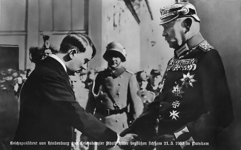 1126774-Tag-von-Potsdam-symbolischer-Haendedruck-Tag-von-Potsdam-Eroeffnung-des-Reichs-tages-durch-einen-Staatsakt-in-der-Pots-damer-Garnisonkirche-21-Maerz-1933-Reichskanzler-A-Hitler-verabschiedet-sich-vor-der-Garnisonkirche-vom-Reichs-praesidenten-Paul-von-Hindenburg-Foto