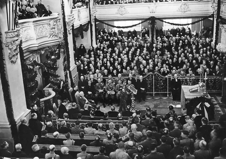 Reichspraesident-Paul-von-Hindenburg-Reichskanzler-Adolf-Hitler-und-die-Regierung-beim-Festakt-in-der-Garnisonskirche-am-Tag-von-Potsdam-Aufnahmedatum-21-03-1933-21-03