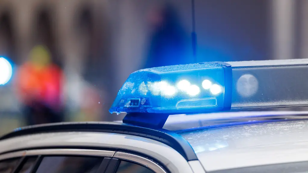 Das-eingeschaltete-Blaulicht-ist-auf-dem-Dach-von-einem-Einsatzfahrzeug-der-Polizei-am-15-02-2026-bei-einem-Polizeieinsatz-in-Muenchen-Bayern-zu-sehen