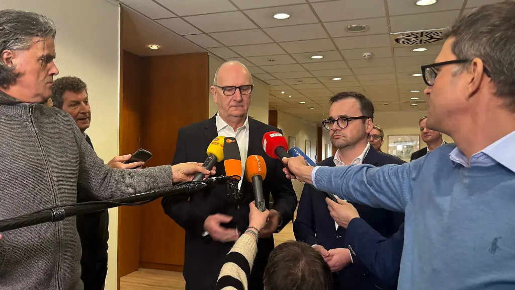 Brandenburgs-Ministerpraesident-Dietmar-Woidke-SPD-und-CDU-Landeschef-Jan-Redmann-rechts-beraten-derzeit-ueber-eine-gemeinsame-Koalition