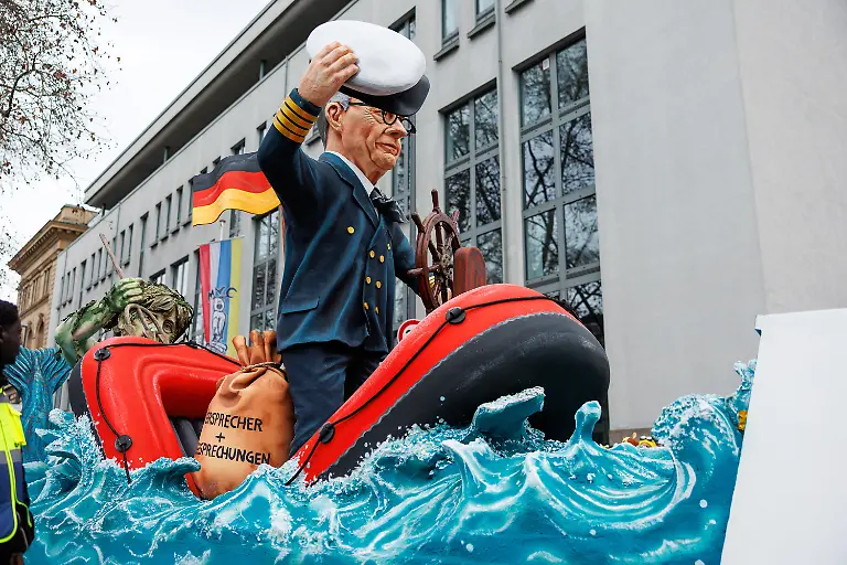 MCV-Motivwagen-6-Fritze-auf-grosser-Fahrt-Der-Kapitaen-captain-in-grosser-Not-es-droht-zu-sinken-Fritzes-Boot-Doch-hat-man-sich-weils-nur-gekracht-in-diese-Lage-selbst-gebracht-Unds-Ungeheuer-Angela-als-Stoerenfried-ist-auch-noch-da