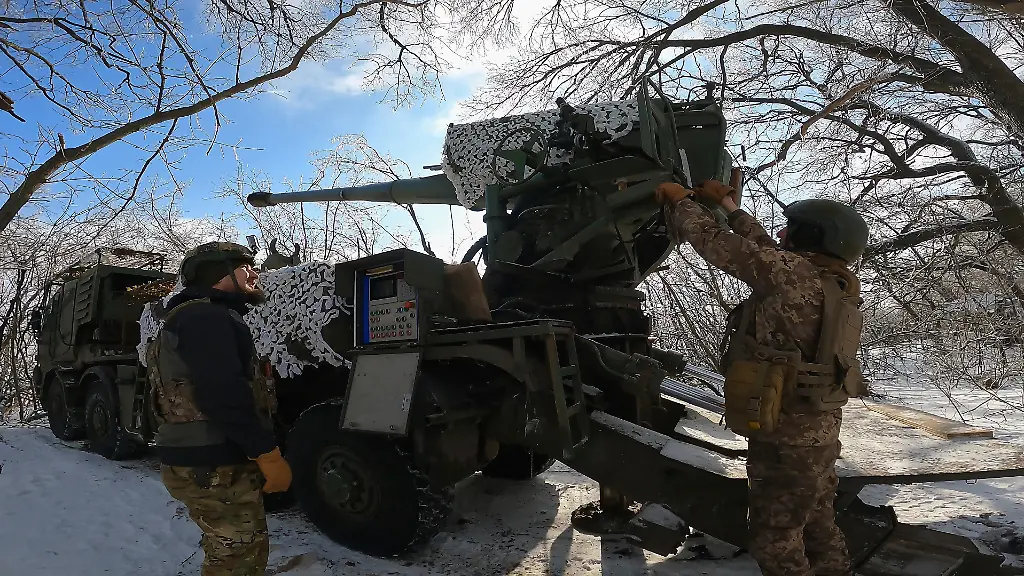 Servicemen-of-the-48th-Separate-Artillery-Brigade-named-after-Colonel-of-the-Army-of-the-Ukrainian-People-s-Republic-Hryhorii-Chyzhevskyi-are-seen-by-the-Ukrainian-made-2S22-Bohdana-self-propelled-howitzer-during-combat-operations-in-the-Kharkiv-direction-Ukraine-on-February-9-2026-Photo-by-Viacheslav-Madiievskyi-Ukrinform-NurPhoto-via-Getty-Images-NO-USE-RUSSIA-NO-USE-BELARUS