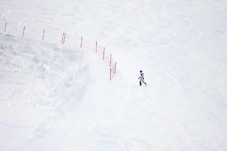 Olympia-Olympische-Winterspiele-Mailand-Cortina-2026-Ski-alpin-Slalom-Maenner-Lauf-2-Stelvio-Ski-Centre-Atle-Lie-McGrath-Norwegen-verlaesst-nach-seinem-Ausscheiden-die-Strecke-und-geht-durch-den-Schnee