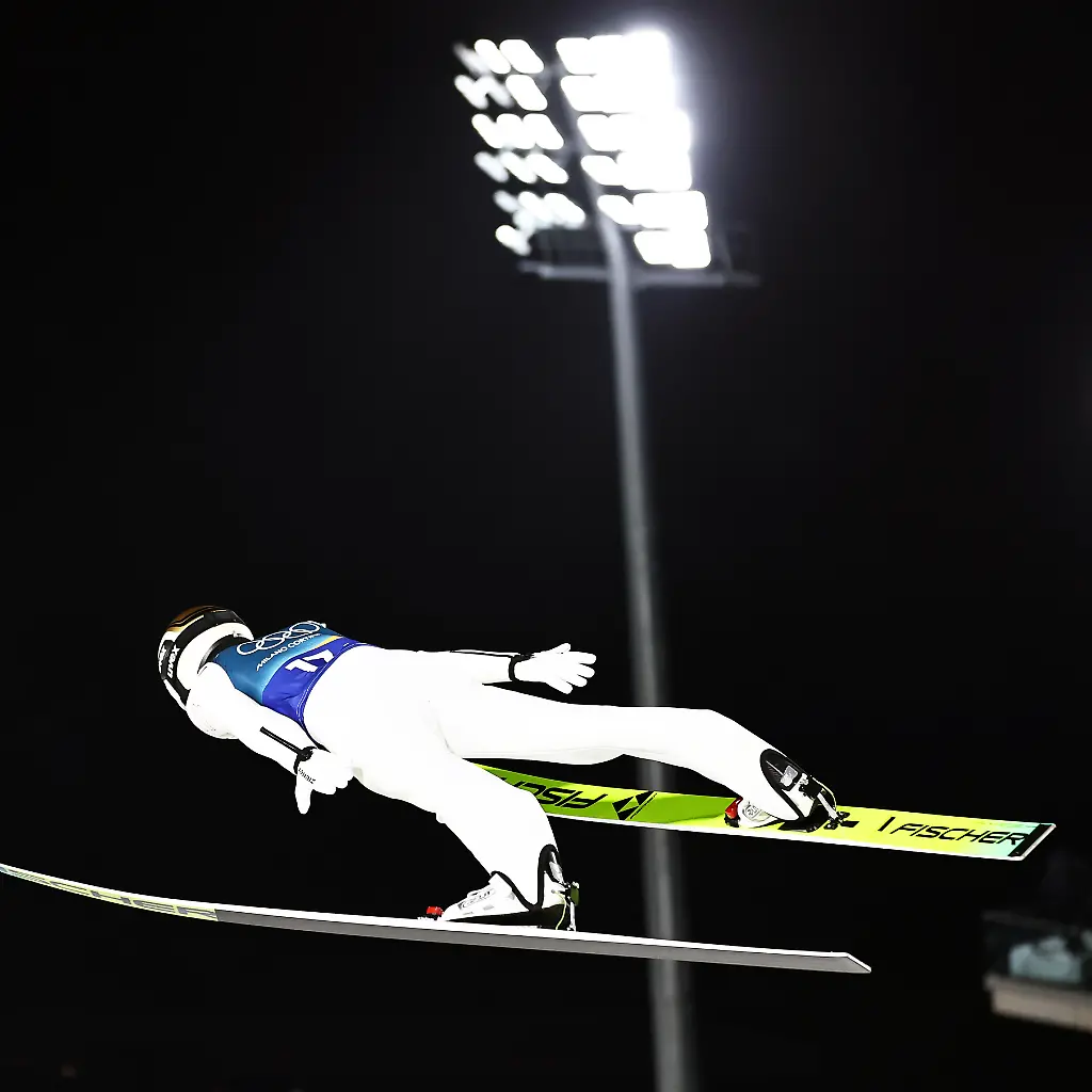 Olympia-Olympische-Winterspiele-Mailand-Cortina-2026-Ski-nordisch-Skispringen-Super-Team-Maenner-Durchgang-1-Stephan-Embacher-Oesterreich-in-Aktion