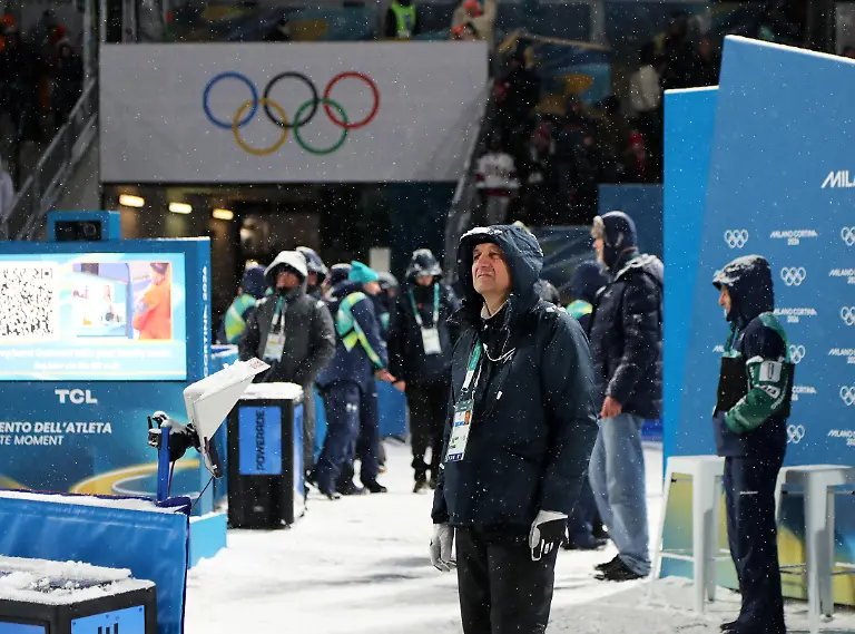 Olympische-Winterspiele-Olympia-Skispringen-Herren-Super-Team-Grossschanze-Val-di-Fiemme-Predazzo-Olympiaschanze-Sandro-Pertile-ITA-FIS-Renndirektor-mit-skeptischem-Blick