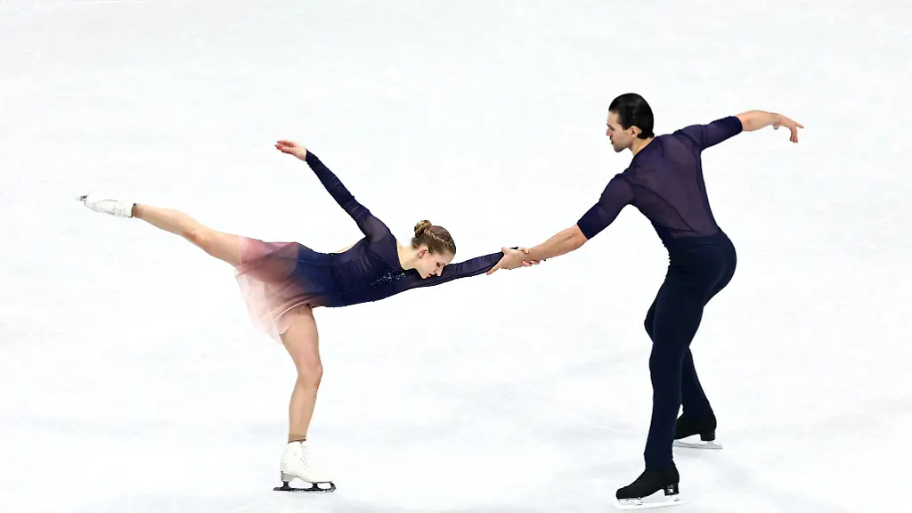2026-02-16T215043Z_2028353485_UP1EM2G1OOI4R_RTRMADP_3_OLYMPICS-2026-FIGURESKATING
