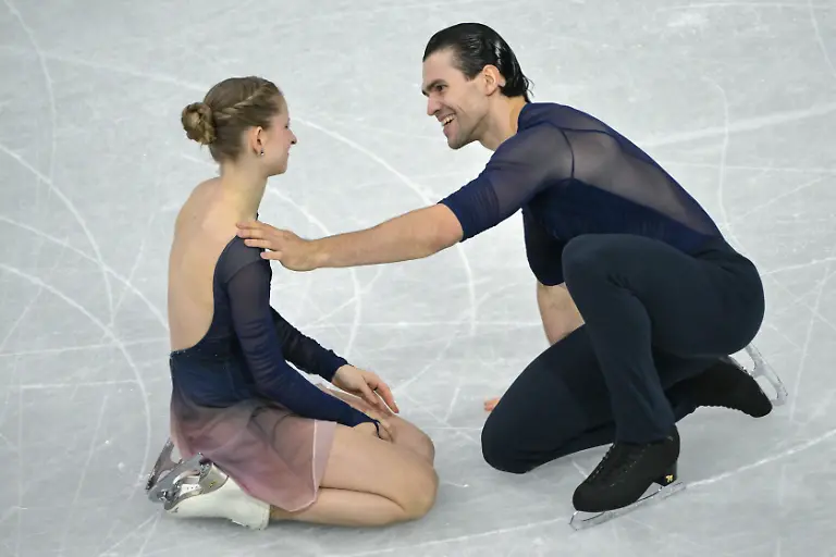 Olympia-Olympische-Winterspiele-Mailand-Cortina-2026-Eiskunstlauf-Paarlauf-Kuer-Minerva-Hase-und-Nikita-Volodin-aus-Deutschland-reagieren-nach-ihrer-Kuer