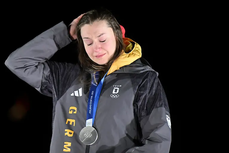 Olympia-Olympische-Winterspiele-Mailand-Cortina-2026-Bob-Monobob-Frauen-Durchgang-4-im-Cortina-Sliding-Centre-Laura-Nolte-Deutschland-traegt-bei-der-Siegerehrung-die-Silbermedaille