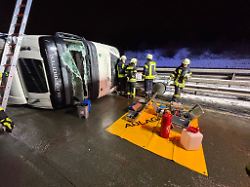 Niedersachsen & Bremen: Lkw kippt auf A1 um – Vollsperrung bis zum Morgen