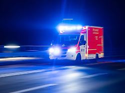 Nordrhein-Westfalen: Linienbus erfasst zwei Fußgänger – Frau stirbt am Unfallort