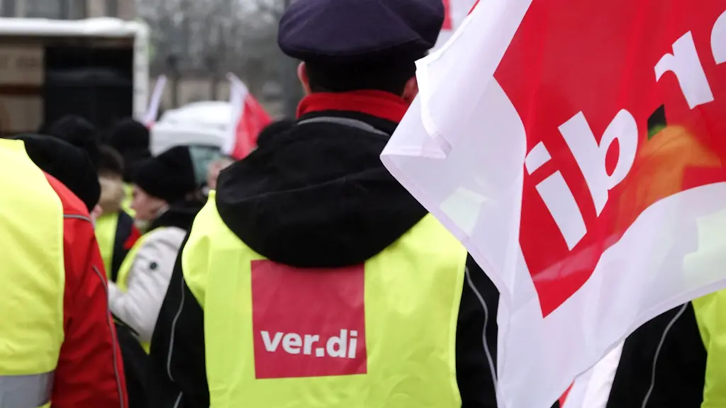 Am-Dienstag-werden-viele-Busse-der-Hochbahn-in-Hamburg-wegen-eines-Warnstreiks-in-den-Depots-bleiben