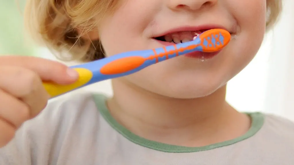 Schutz-vor-Karies-Kinderzahnpasten-mit-Fluorid-haerten-den-Zahnschmelz-und-beugen-Schaeden-vor