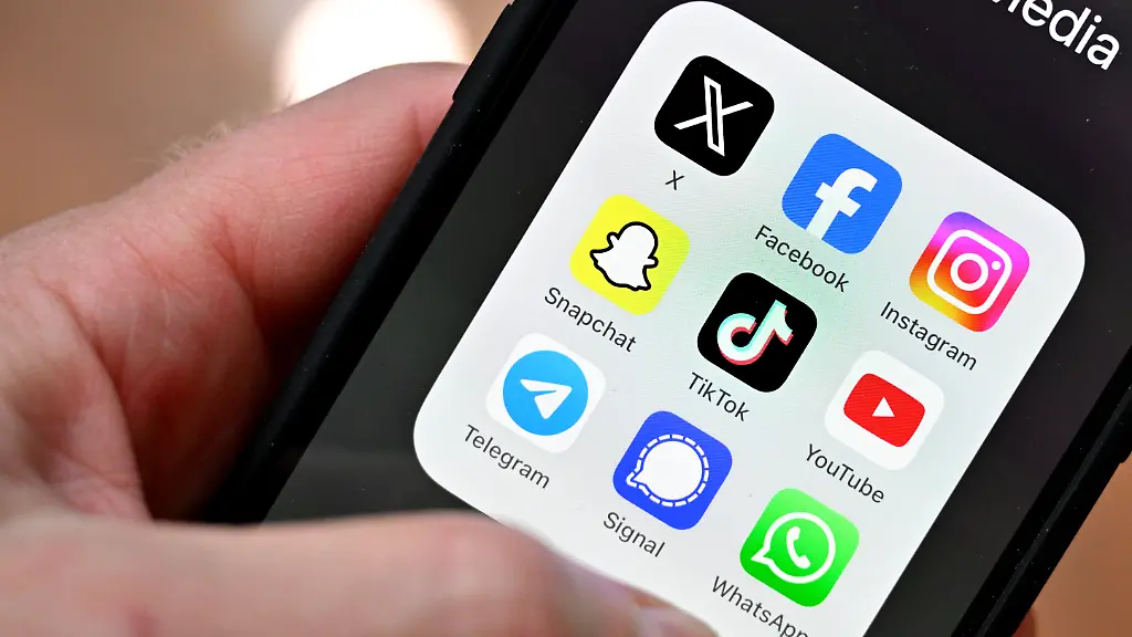 ABD0007-20250921-WIEN-OeSTERREICH-THEMENBILD-Illustration-zum-Thema-Social-Media-Soziale-Netzwerke-Social-Media-Plattformen-Apps-der-Social-Media-Plattformen-X-Facebook-Instagram-Snapchat-TikTok-YouTube-Telegram-Signal-und-WhatsApp-aufgenommen-am-Montag-08-September-2025