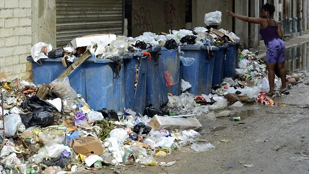 Garbage-is-left-uncollected-due-to-a-shortage-of-fuel-garbage-trucks-and-staffs-in-Havana-Cuba-on-January-12-2026