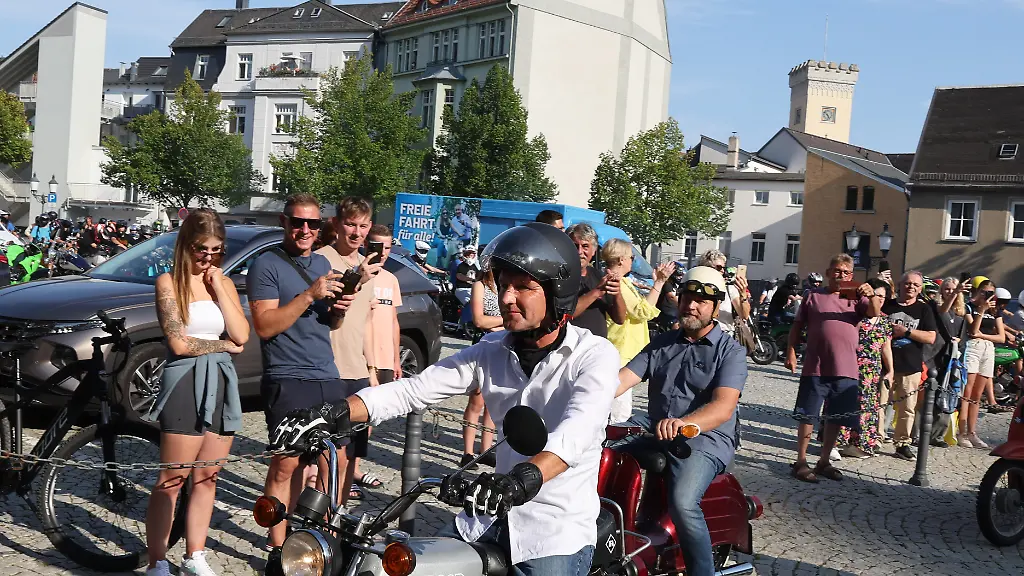 Bjoern-Hoecke-Vorsitzender-der-AfD-in-Thueringen-sitzt-mit-einem-Motorradhelm-auf-dem-Kopf-auf-einem-Moped-Simson-zu-Beginn-einer-Zweirad-Wahlkampftour-durch-seinen-Wahlkreis-40-Am-01-September-wird-in-Thueringen-ein-neuer-Landtag-gewaehlt