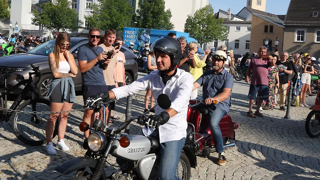 Bjoern-Hoecke-Vorsitzender-der-AfD-in-Thueringen-sitzt-mit-einem-Motorradhelm-auf-dem-Kopf-auf-einem-Moped-Simson-zu-Beginn-einer-Zweirad-Wahlkampftour-durch-seinen-Wahlkreis-40-Am-01-September-wird-in-Thueringen-ein-neuer-Landtag-gewaehlt