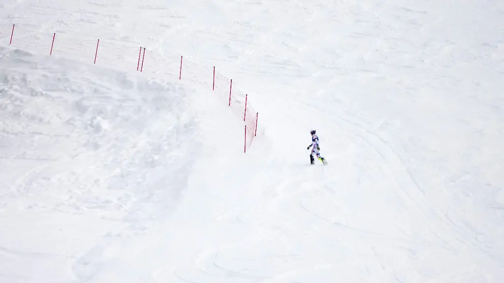 Olympia-Olympische-Winterspiele-Mailand-Cortina-2026-Ski-alpin-Slalom-Maenner-Lauf-2-Stelvio-Ski-Centre-Atle-Lie-McGrath-Norwegen-verlaesst-nach-seinem-Ausscheiden-die-Strecke-und-geht-durch-den-Schnee