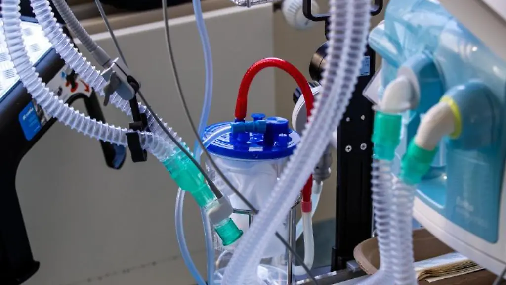 Ein-Beatmungsgeraet-steht-neben-einem-Bett-auf-der-Intensivstation