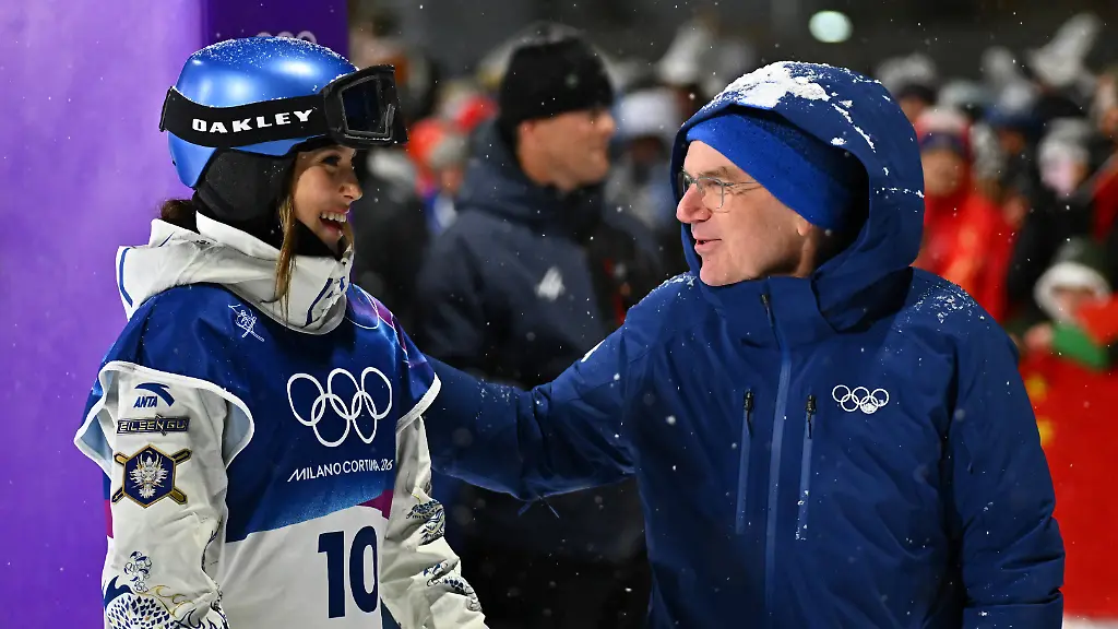 260216-LIVIGNO-Feb-16-2026-Gu-Ailing-L-of-China-talks-with-International-Olympic-Committee-IOC-Honorary-President-for-Life-Thomas-Bach-after-the-freestyle-skiing-women-s-freeski-big-air-final-at-the-Milan-Cortina-2026-Olympic-Winter-games-Winterspiele-Spiele-Summer-games-in-Livigno-Italy-Feb-16-2026