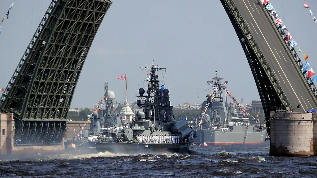 29-07-2018-Russland-Sankt-Petersburg-Schiffe-der-Marine-fahren-auf-dem-Fluss-Newa-waehrend-einer-Flottenschau-anlaesslich-des-russischen-Tags-der-Marine-Der-Tag-der-Marine-wird-in-Russland-jedes-Jahr-am-letzten-Sonntag-im-Juli-begangen