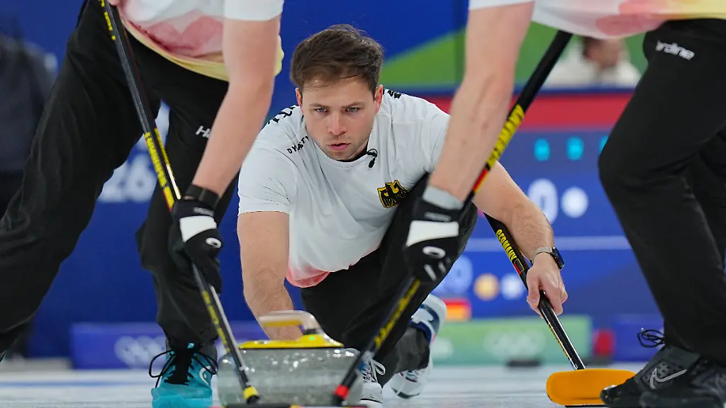 Olympia-Olympische-Winterspiele-Mailand-Cortina-2026-Curling-Maenner-Vorrunde-Tschechien-Deutschland-Spieltag-9-Marc-Muskatewitz-M-Deutschland-spielt-den-Stein
