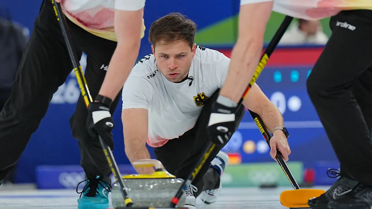 Olympia-Olympische-Winterspiele-Mailand-Cortina-2026-Curling-Maenner-Vorrunde-Tschechien-Deutschland-Spieltag-9-Marc-Muskatewitz-M-Deutschland-spielt-den-Stein