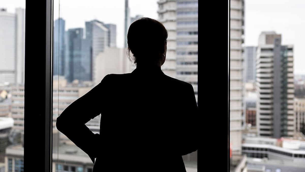 Frauen leiten im Job seltener und verdienen dabei weniger