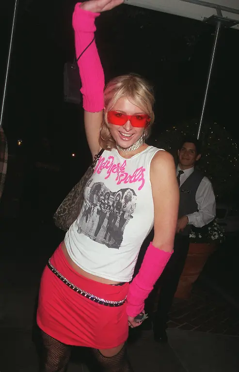 379385-07-Model-Paris-Hilton-poses-for-photographers-outside-the-Sunset-Marquis-September-28-2000-in-Los-Angeles-CA
