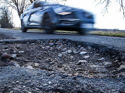Gründlich dokumentieren: Schlagloch-Schäden am Auto: Wer zahlt?