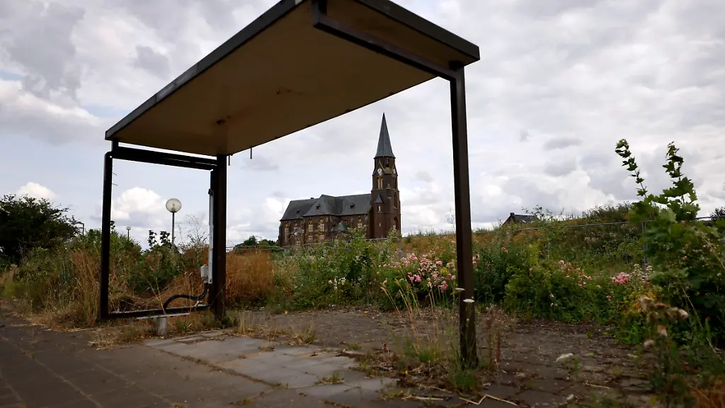 Der-Ort-Kerpen-Manheim-Manheim-alt-nahe-des-Tagebau-Hambach-ist-ein-sogenannter-Lost-Place-da-viele-Bewohner-den-Ort-bereits-aufgegeben-und-ihre-Haeuser-verlassen-haben-Manheim-liegt-in-der-Abbauzone-des-Tagebaus-Hambach-und-soll-dem-Braunkohletagebau-nach-den-Plaenen-von-RWE-bis-zum-Jahr-2024-weichen-Im-einstigen-Heimatdorf-von-Formel-1-Star-Michael-Schumacher-stehen-heute-noch-die-Kirche-St-Albanus-und-St-Leonhardus-sowie-vereinzelte-Haeuser-in-der-ueberwiegenden-Zahl-verlassen-und-verrammelt-Themenbild-Symbolbild-Kerpen-13-07