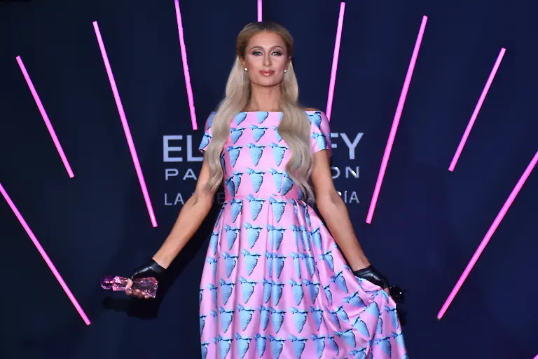 Entertainment-Bilder-des-Tages-Paris-Hilton-launch-Electrify-perfume-in-Mexico-City-MEXICO-CITY-MEXICO-OCTOBER-17-The-businesswoman-and-socialite-Paris-Hilton-poses-for-photos-during-the-launch-of-her-Electrify-perfume-at-W-Hotel-on-October-17-2019-in-Mexico-City-Mexico-PUBLICATIONxINxGERxSUIxAUTxONLY-Copyright-xCarlosxTischlerx-EYE5454