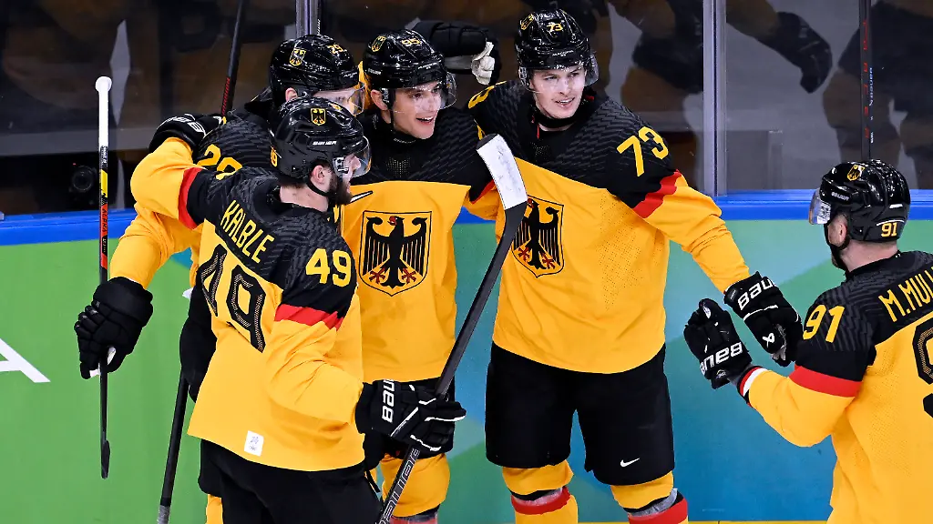 TIFFELS-Frederik-Team-GER-Jubel-um-Frederik-Tiefes-nach-seinem-Tor-zum-2-0-Eishockey-Vorrunde-Spiel-Deutschland-Frankreich-Olympics-Olympische-Winterspiele-2026-Mailand-Cortina-06-22-Februar-2026-in-Italien-am-17-02